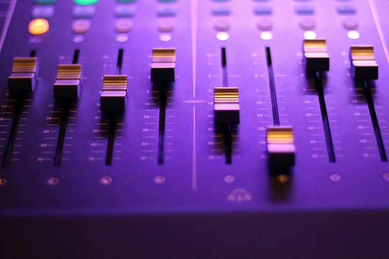 Audio compressor plugin with sidechain filter controls and gain reduction meter