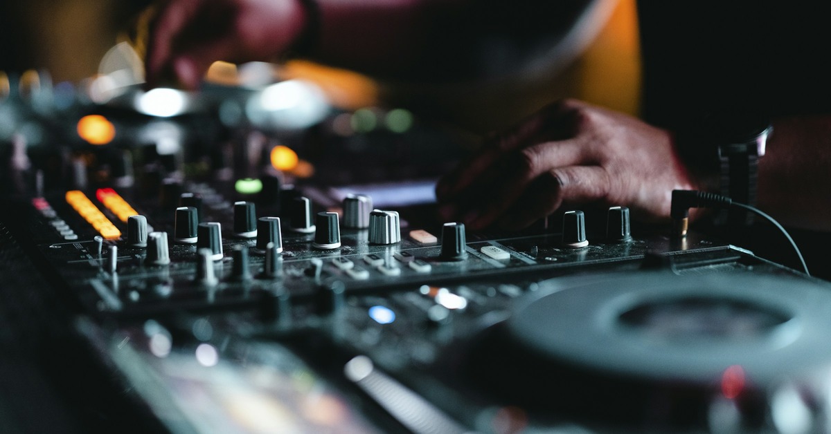 DJ using CDJ-3000 players without a laptop in a club booth