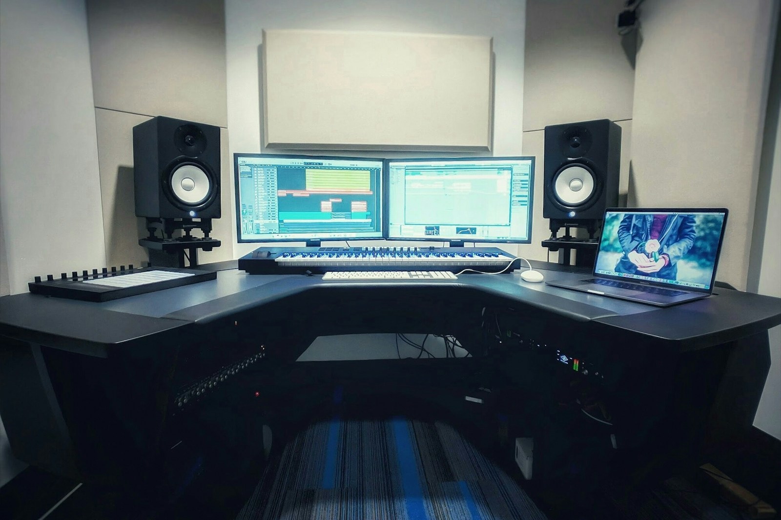 Overhead view of studio monitors placed too close to the rear wall with arrows showing bass buildup and reflections
