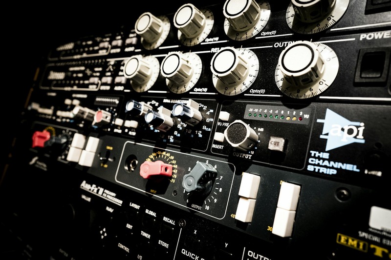 Vital Audio wavetable synthesizer interface with 3D wavetable visualization and modulation panels